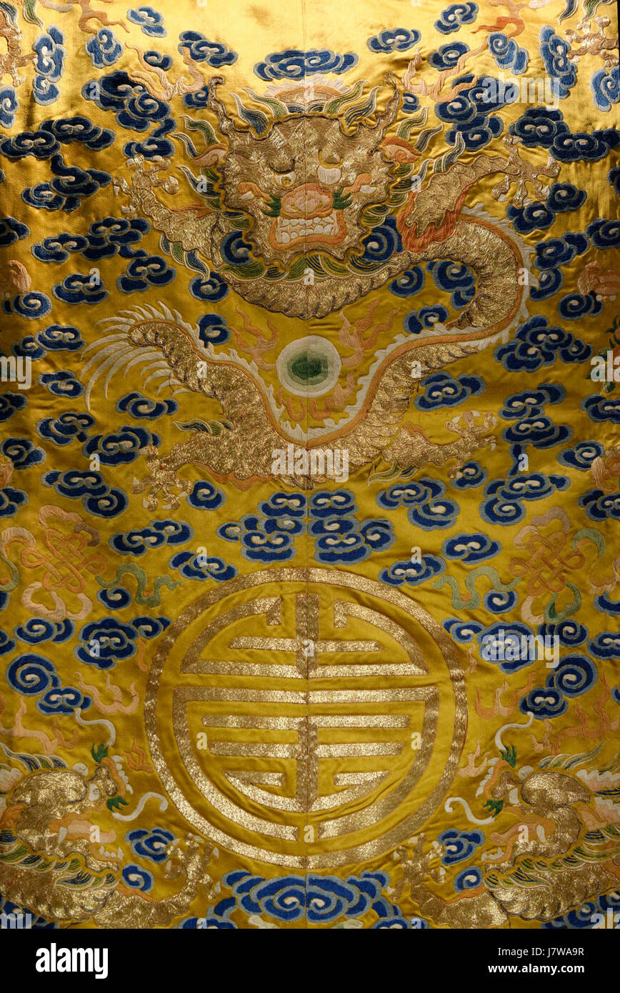 Questa veste imperiale apparteneva a Bao dai, l'ultimo imperatore del Vietnam. Ora fa parte di una collezione privata ed è un importante manufatto storico che riflette le tradizioni reali e l'artigianato del Vietnam. Foto Stock