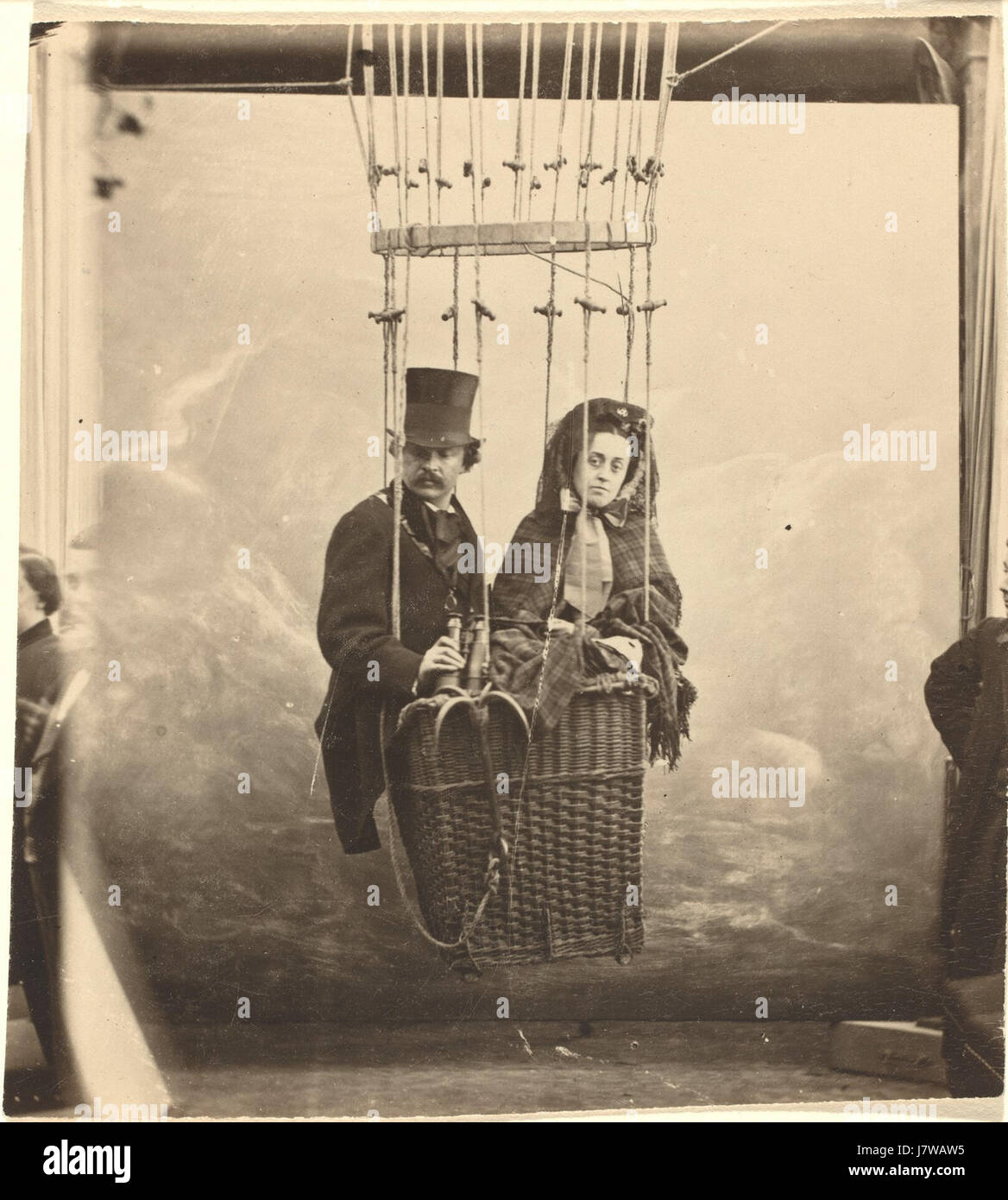 Questo autoritratto del 1865 di Nadar mostra il fotografo con sua moglie Ernestine in una gondola in mongolfiera. L'immagine riflette l'aviazione dei primi anni e l'emergente popolarità della fotografia con palloni nel XIX secolo. Foto Stock