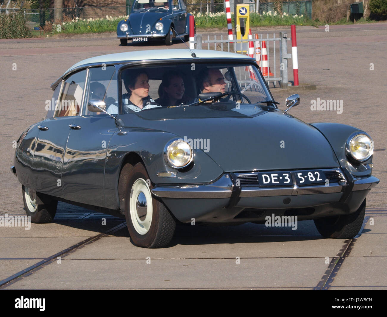 Fotografia di una berlina 1967 Citroën ID 19 B, registrata nei Paesi Bassi con targa DE-35-82, che mostra il design e le caratteristiche distintive del veicolo. Foto Stock