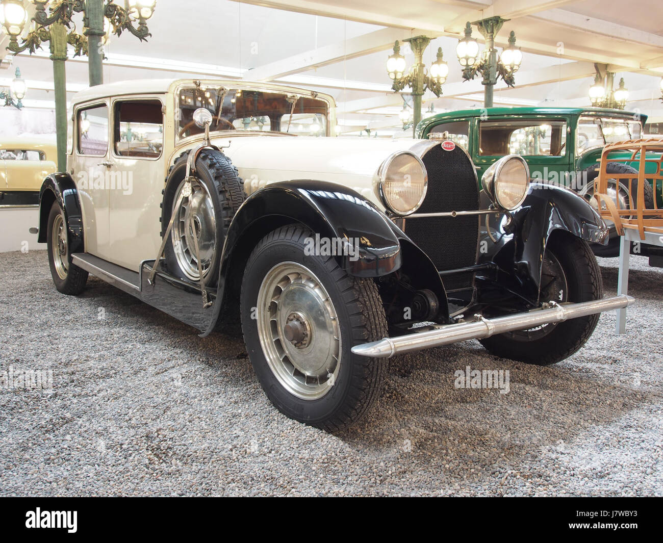 La Bugatti Type 46 del 1933 è un'auto di lusso a 8 cilindri nota per il suo impressionante motore da 535 cm3, che produce 140 CV di potenza. Poteva raggiungere velocità fino a 140 km/h, incarnando prestazioni ed eleganza nel design automobilistico dei primi anni del XX secolo. La vettura è molto apprezzata nella storia dei veicoli sportivi di lusso di Bugattiâ. Foto Stock La Bugatti Type 46 del 1933 è un'auto di lusso a 8 cilindri nota per il suo impressionante motore da 535 cm3, che produce 140 CV di potenza. Poteva raggiungere velocità fino a 140 km/h, incarnando prestazioni ed eleganza nel design automobilistico dei primi anni del XX secolo. La vettura è molto apprezzata nella storia dei veicoli sportivi di lusso di Bugattiâ. Foto Stock