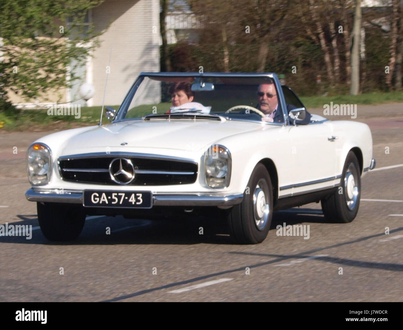 La Mercedes Benz 230 SL del 1965, con immatricolazione olandese GA 57 43, è un'auto classica che rappresenta il design automobilistico di lusso degli anni '1960 Nota per le sue linee eleganti e le caratteristiche ad alte prestazioni, la 230 SL è diventata un modello ricercato per i collezionisti di auto d'epoca. Questo particolare veicolo è un ottimo esempio di ingegneria tedesca della metà del secolo e di artigianato automobilistico. Foto Stock