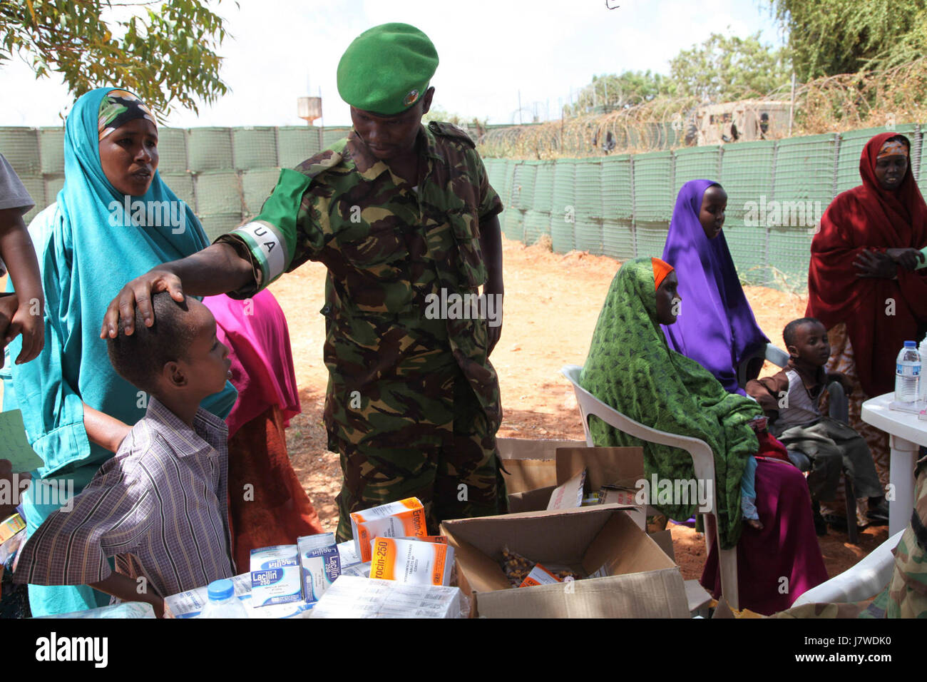 Una fotografia che mostra l'AMISOM che conduce un programma di sensibilizzazione medica (MEDCAP) a Kismayo, Somalia, volto a fornire servizi sanitari alla popolazione locale. Foto Stock