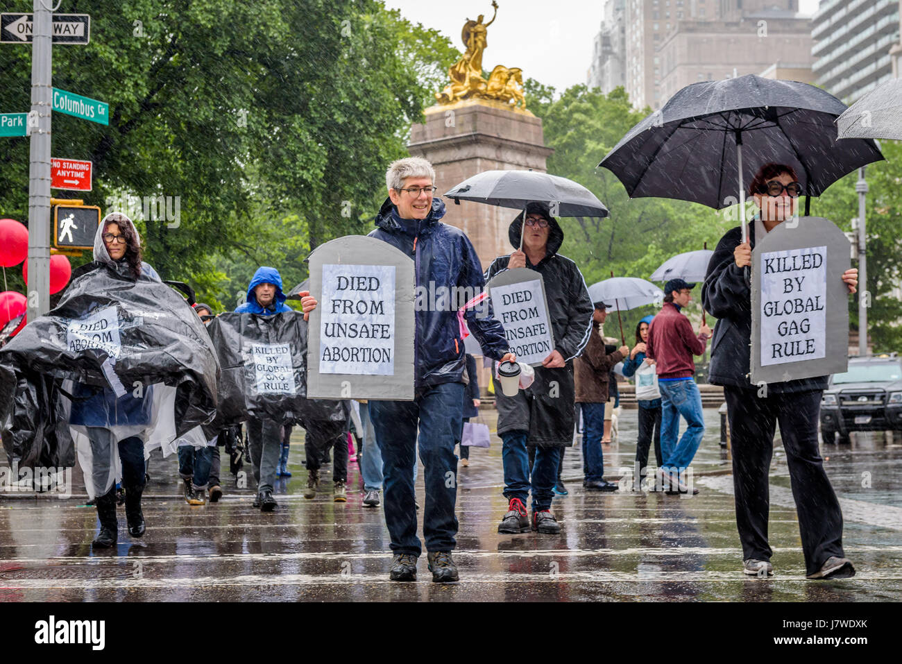 New York, Stati Uniti. 25 Maggio, 2017. Una coalizione di medici, AIDS attivisti, studenti di medicina e salute della donna e dei diritti degli avvocati in scena un teatro politico pezzo davanti al mondo esterno Trump International Hotel maggio 25, 2017; per protestare Trump globale della regola di gag, che espande le restrizioni della politica di tutti gli Stati Uniti la salute globale del finanziamento. La politica di espanso eviterà che i lavoratori della sanità dalla fornitura dei servizi sanitari di base, promuoverà gli aborti praticati in condizioni rischiose, e ostacolano il progresso verso la fine della pandemia di HIV. Credito: Erik McGregor/Pacific Press/Alamy Live News Foto Stock