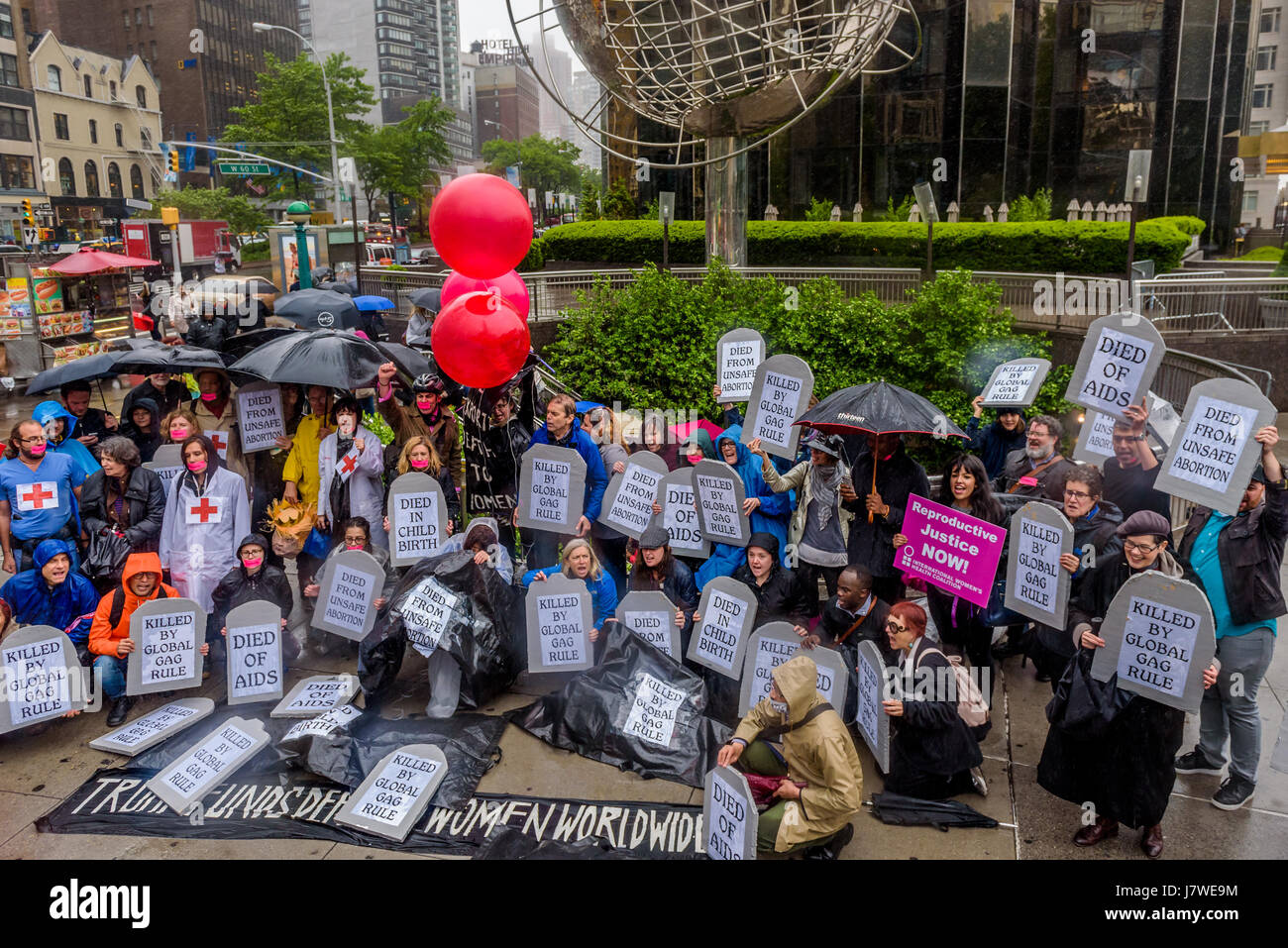 New York, Stati Uniti. 25 Maggio, 2017. Una coalizione di medici, AIDS attivisti, studenti di medicina e salute della donna e dei diritti degli avvocati in scena un teatro politico pezzo davanti al mondo esterno Trump International Hotel maggio 25, 2017; per protestare Trump globale della regola di gag, che espande le restrizioni della politica di tutti gli Stati Uniti la salute globale del finanziamento. La politica di espanso eviterà che i lavoratori della sanità dalla fornitura dei servizi sanitari di base, promuoverà gli aborti praticati in condizioni rischiose, e ostacolano il progresso verso la fine della pandemia di HIV. Credito: Erik McGregor/Pacific Press/Alamy Live News Foto Stock