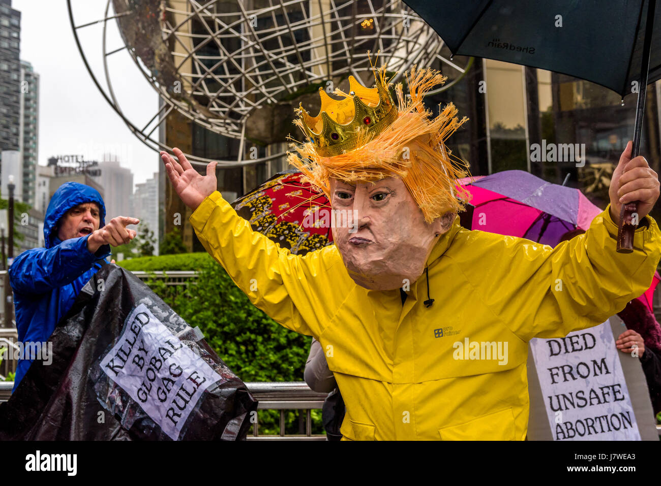 New York, Stati Uniti. 25 Maggio, 2017. Una coalizione di medici, AIDS attivisti, studenti di medicina e salute della donna e dei diritti degli avvocati in scena un teatro politico pezzo davanti al mondo esterno Trump International Hotel maggio 25, 2017; per protestare Trump globale della regola di gag, che espande le restrizioni della politica di tutti gli Stati Uniti la salute globale del finanziamento. La politica di espanso eviterà che i lavoratori della sanità dalla fornitura dei servizi sanitari di base, promuoverà gli aborti praticati in condizioni rischiose, e ostacolano il progresso verso la fine della pandemia di HIV. Credito: Erik McGregor/Pacific Press/Alamy Live News Foto Stock