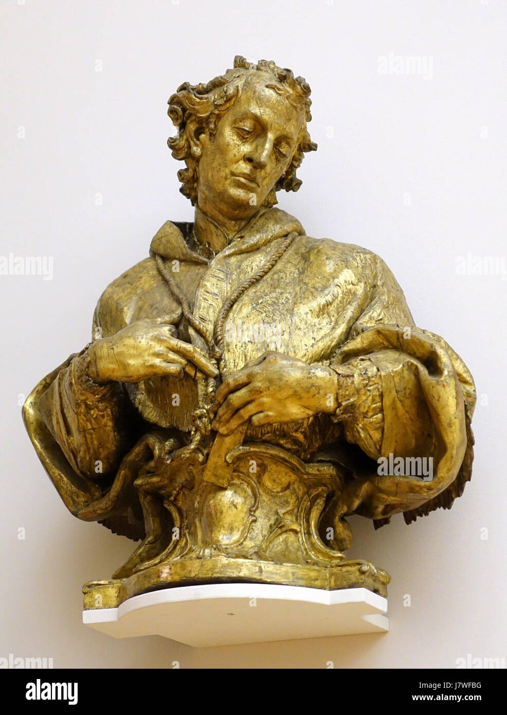 Un busto di San Carlo Borromeo del 1739 di Paul Egell, scolpito in legno di tiglio, esposto al Bode Museum di Mannheim, che espone arte barocca e immagini religiose. Foto Stock