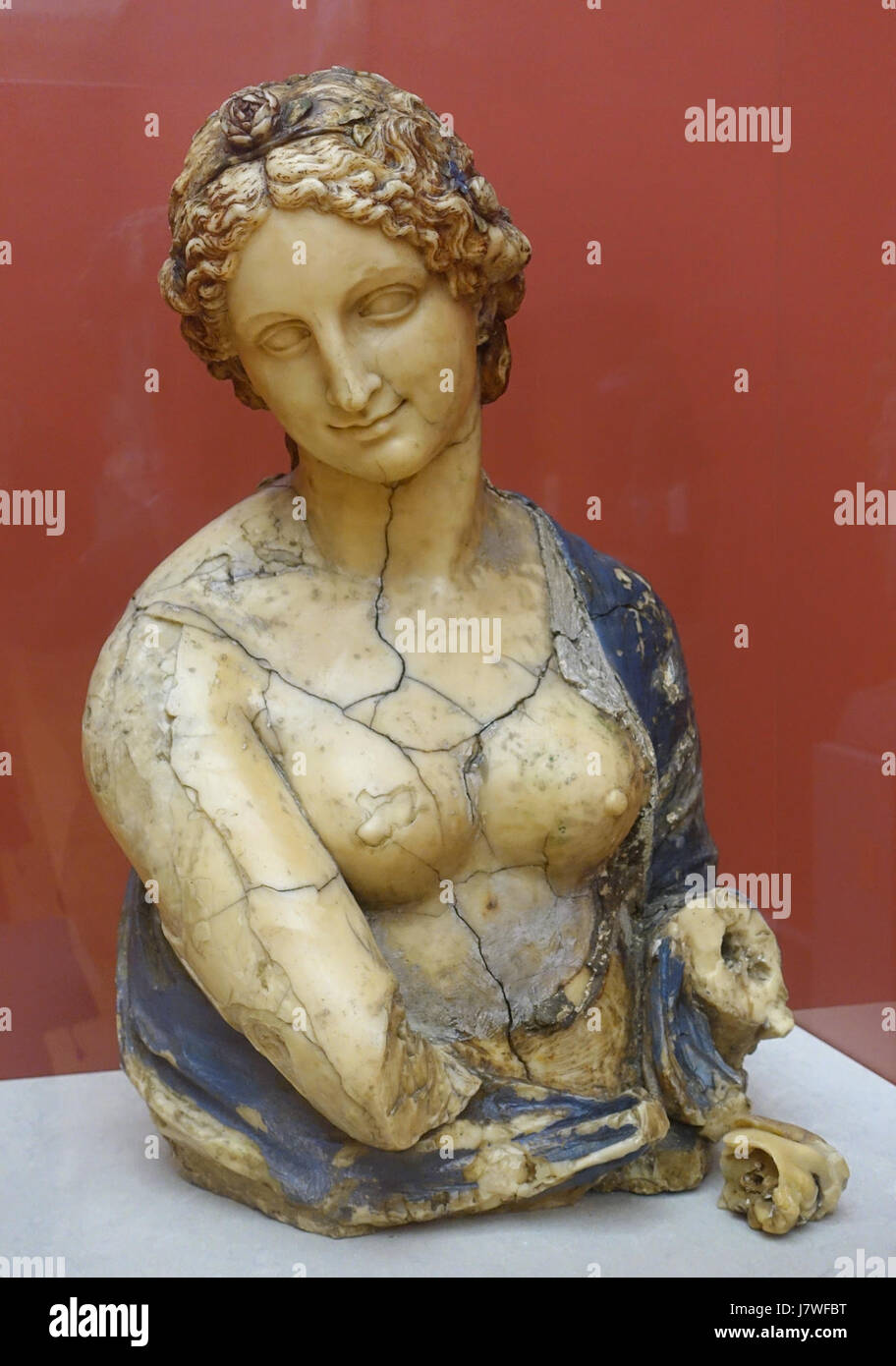 Il Busto di Flora di Richard Cockle Lucas è una scultura in cera creata nel XIX secolo, ospitata nel Bode Museum. Lucas, noto per il suo lavoro nella modellazione delle cere, cattura Flora, la dea romana dei fiori, in una rappresentazione realistica della bellezza classica. Foto Stock