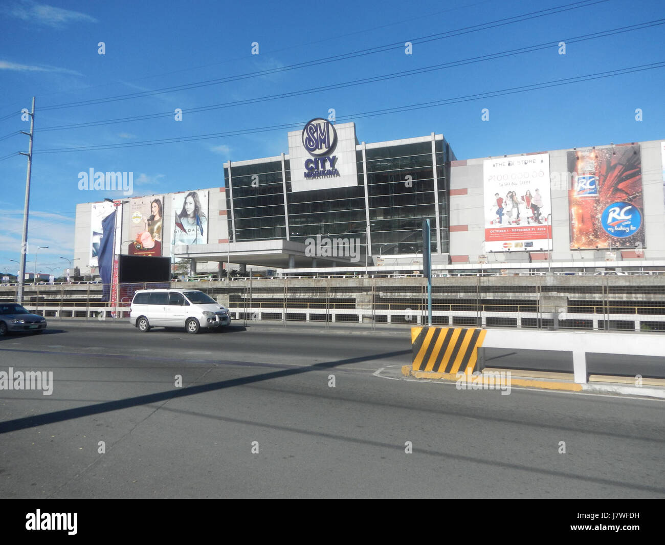 Questa foto mostra una passerella pedonale sulla Marcos Highway a Marikina City, una caratteristica infrastrutturale fondamentale progettata per migliorare l'accesso pedonale e la sicurezza lungo questa importante autostrada della Metro Manila. Foto Stock