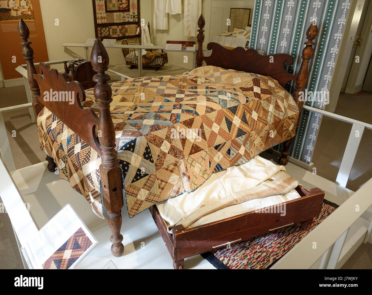 Letto, New England, 1820 1840, la grana di legno verniciato con quilt, Concord, 1847 1849, calico, cotone, e letto a rotelle, New England, 1820 1840, acero, pino Museo Concord Concord, MA DSC05874 Foto Stock