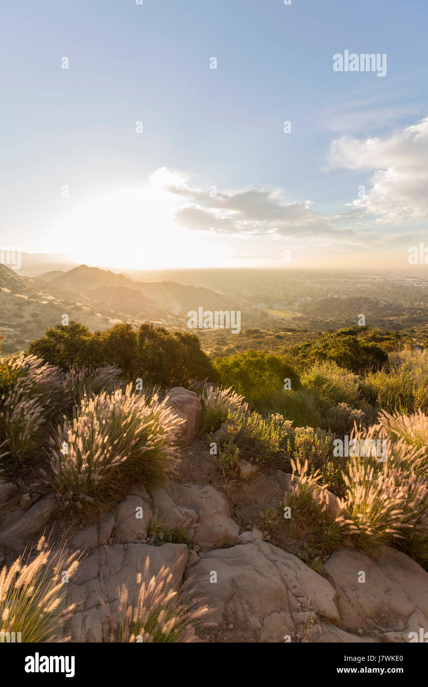 Sunrise vista da Santa Susana State Historic Park in San Fernando Valley Ovest zona di Los Angeles, California. Foto Stock