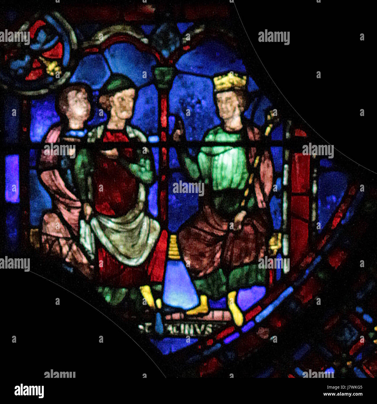 Questa immagine di Chartres mostra la famosa cattedrale di cityâ, un ottimo esempio di architettura gotica. La foto mette in evidenza la sua intricata facciata e le iconiche vetrate colorate, centrali rispetto al significato storico e architettonico di Chartresâ€™. Foto Stock