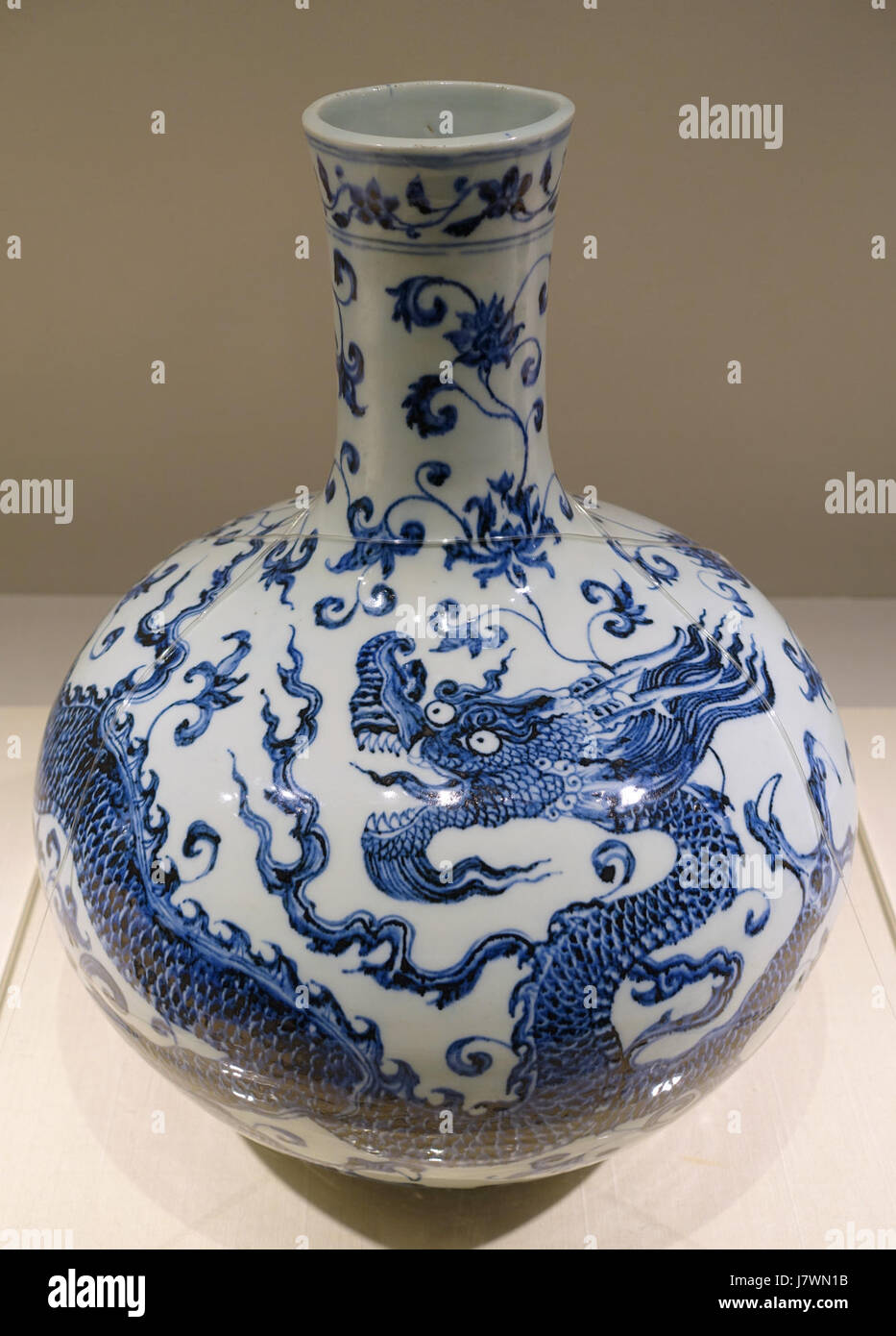 Vaso bottiglia con dragon e design arabesque, Cina, Jingdezhen forno, dinastia Ming, periodo Yongle, 1403 1424 Annuncio, blu e bianco Matsuoka Museum of Art Tokyo, Giappone DSC07353 Foto Stock