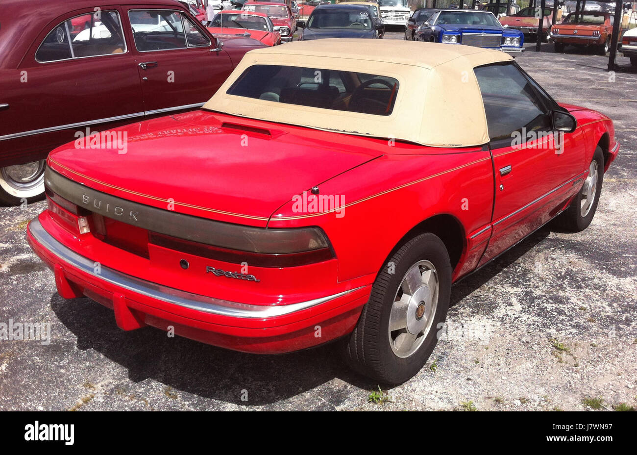 La Buick Reatta del 1990 è una roadster a due porte conosciuta per il suo design elegante e le caratteristiche di lusso. Questo particolare modello è di colore rosso, che mette in risalto il suo aspetto sportivo ed elegante, tipico dell'estetica della Reatta. Foto Stock