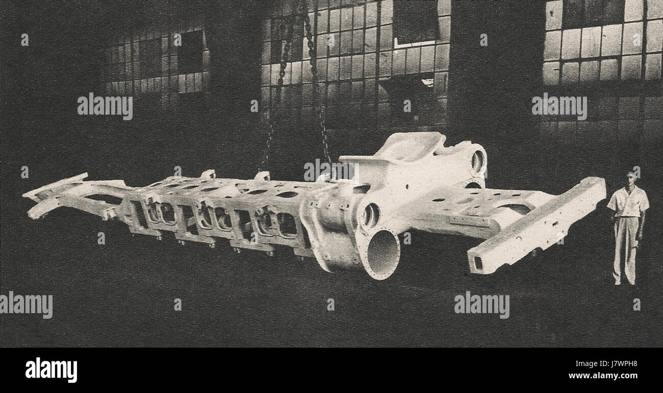 La locomotiva 141 R è un potente motore a vapore noto per il suo telaio monopezzo in acciaio fuso, una caratteristica chiave per la sua durata e prestazioni nel trasporto ferroviario durante il XX secolo. Foto Stock