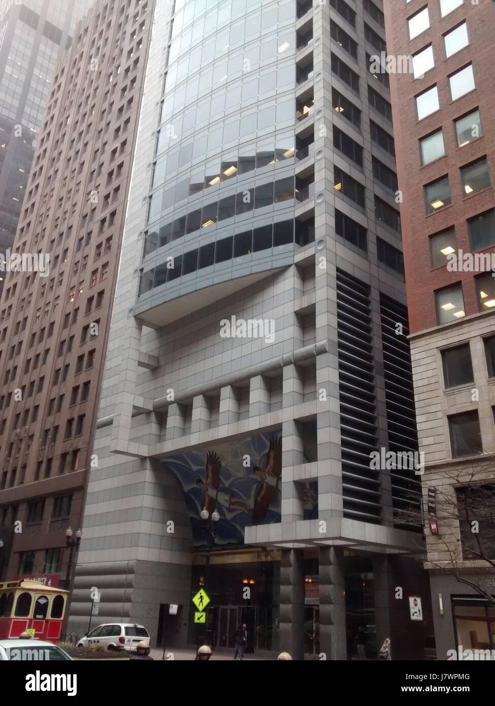 Questo si riferisce alla sezione inferiore dell'edificio situata al 120 North LaSalle, un importante punto di riferimento nel quartiere finanziario di Chicago, che mostra le sue caratteristiche architettoniche e il paesaggio urbano. Foto Stock