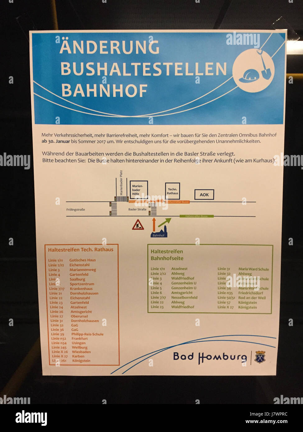 La bacheca (Infoaushang) di Bad Homburg, datata 25 gennaio 1701, si riferisce probabilmente ai lavori di ristrutturazione degli edifici (Busumbau) nella regione. Bad Homburg è nota per le sue terme storiche e il suo significato culturale in Germania, e tali avvisi erano comuni per le informazioni pubbliche su progetti e aggiornamenti locali. Foto Stock
