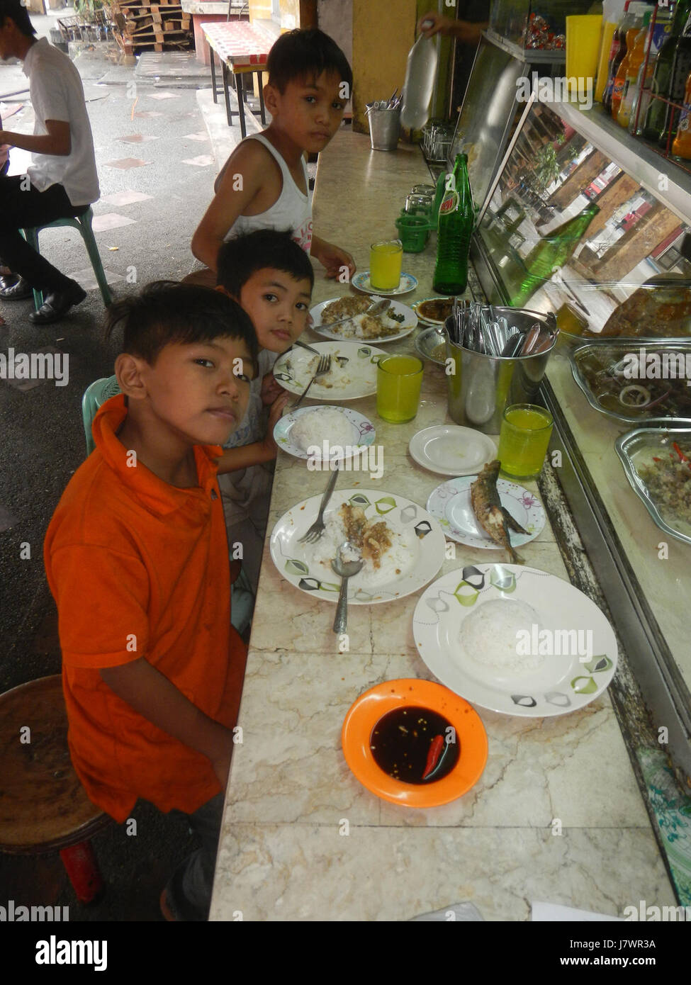 L'immagine mostra i bambini delle scuole di Quiapo, Manila, che mostrano l'ambiente educativo della zona. Quiapo è conosciuta per il suo patrimonio culturale e la vita urbana frenetica, con le scuole che svolgono un ruolo chiave nello sviluppo della comunità. Foto Stock