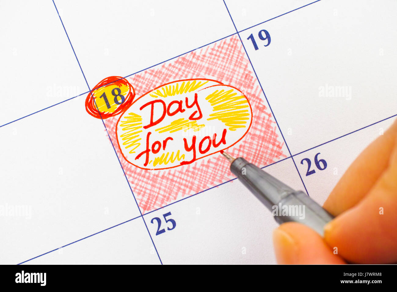 Donna dita con penna rossa scrivere promemoria giorno per voi nel calendario. Foto Stock