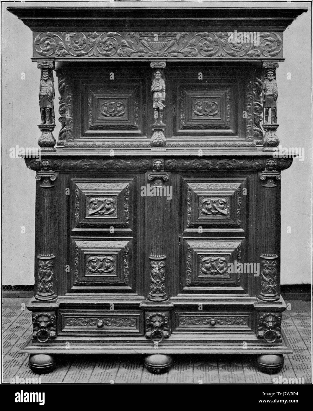 Una credenza, contrassegnata con il numero 0476, è un tipo di arredamento tipicamente utilizzato per lo stoccaggio in uffici o sale da pranzo. È dotato di cassetti e di un piano superiore, spesso realizzato in legno o altri materiali durevoli. Foto Stock
