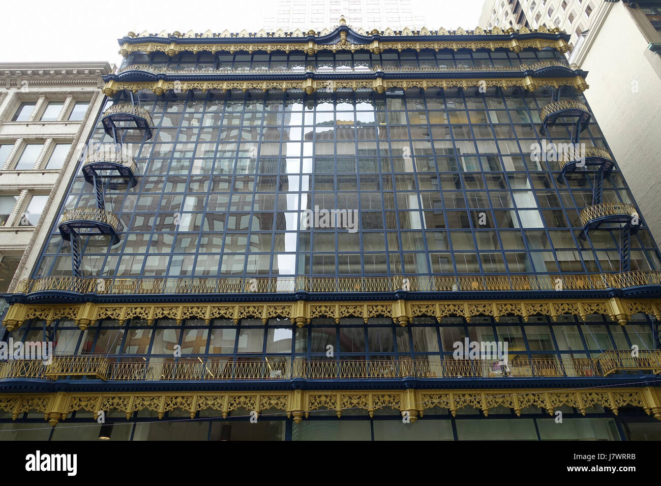 Questa immagine mostra una vista di 150 Sutter Street a San Francisco, CA, che mostra una posizione urbana chiave con la sua architettura e l'ambiente. Foto Stock