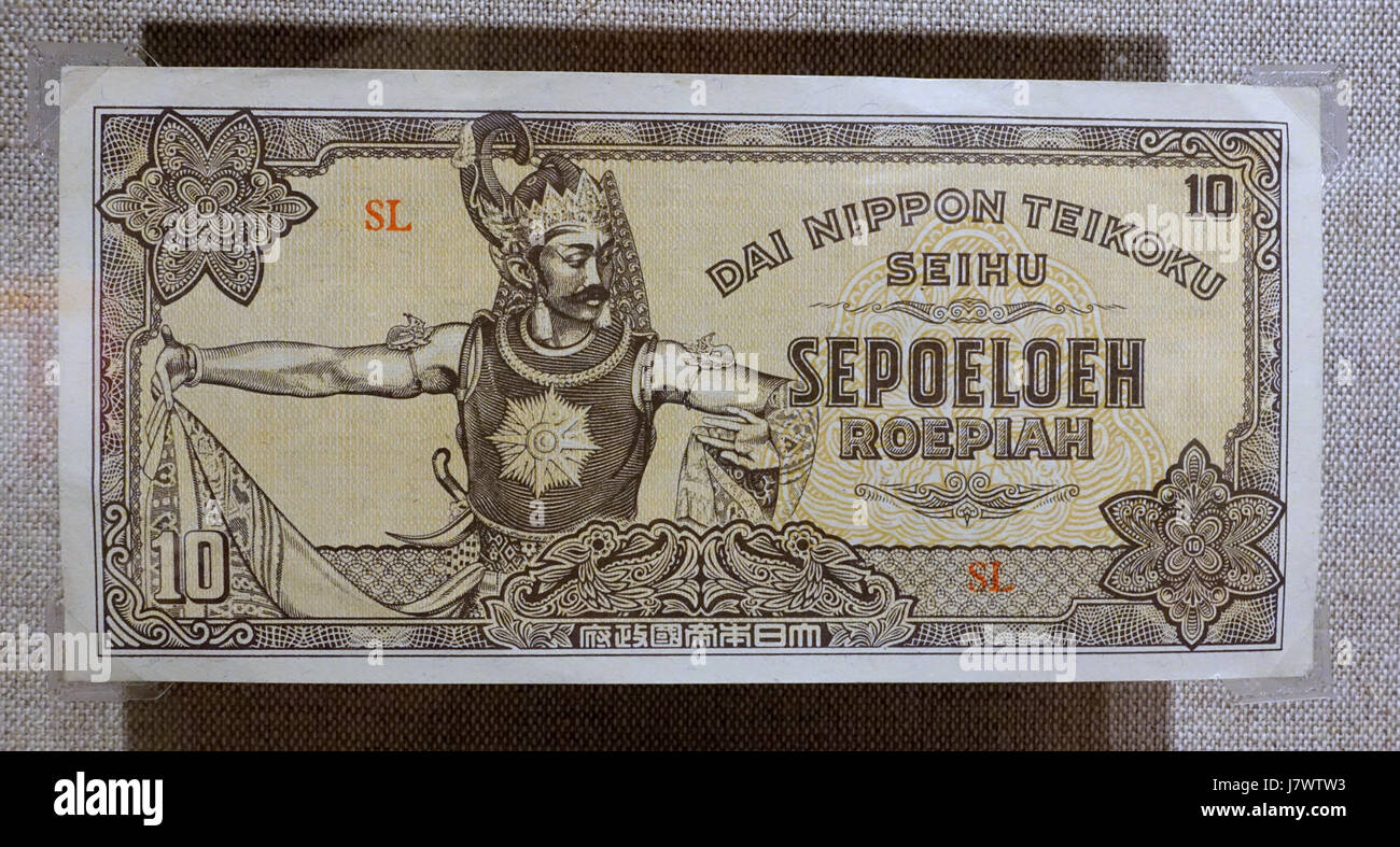 Questa banconota da 10 Roepiah proveniente dalle Indie olandesi fu emessa durante l'occupazione giapponese nella seconda guerra mondiale. La banconota fa parte della collezione Spurlock Museum presso l'Università dell'Illinois, Urbana-Champaign (UIUC). Serve come manufatto storico che riflette il sistema monetario giapponese governmentâ durante l'occupazione. La nota è un pezzo importante per comprendere la valuta e le politiche economiche in tempo di guerra. Foto Stock
