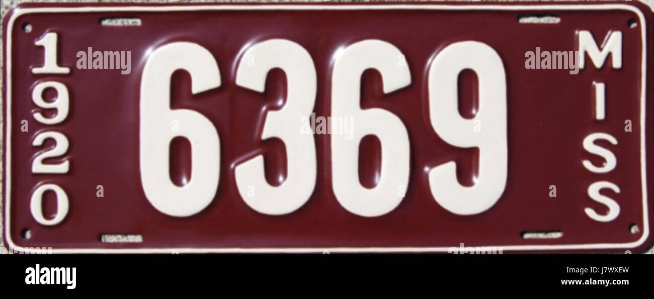 "Targa Mississippi 1920" si riferisce a una targa d'auto d'epoca dello stato del Mississippi, Stati Uniti, dell'anno 1920. Le targhe di quest'epoca sono oggetti da collezione, spesso apprezzati per le loro qualità storiche ed estetiche. La targa del 1920 rappresenta un pezzo della storia dei trasporti degli Stati Uniti del XX secolo. Foto Stock