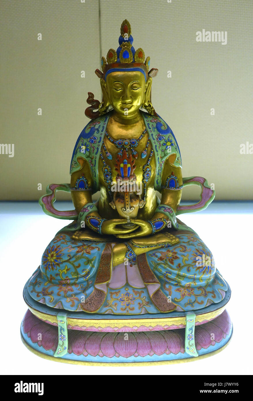 Statua del Buddha, Cina della dinastia Qing, nel Periodo Qianlong, 1736 1795 Annuncio, famille rose con smalto dorato Sichuan Museo Provinciale di Chengdu, Cina DSC04131 Foto Stock