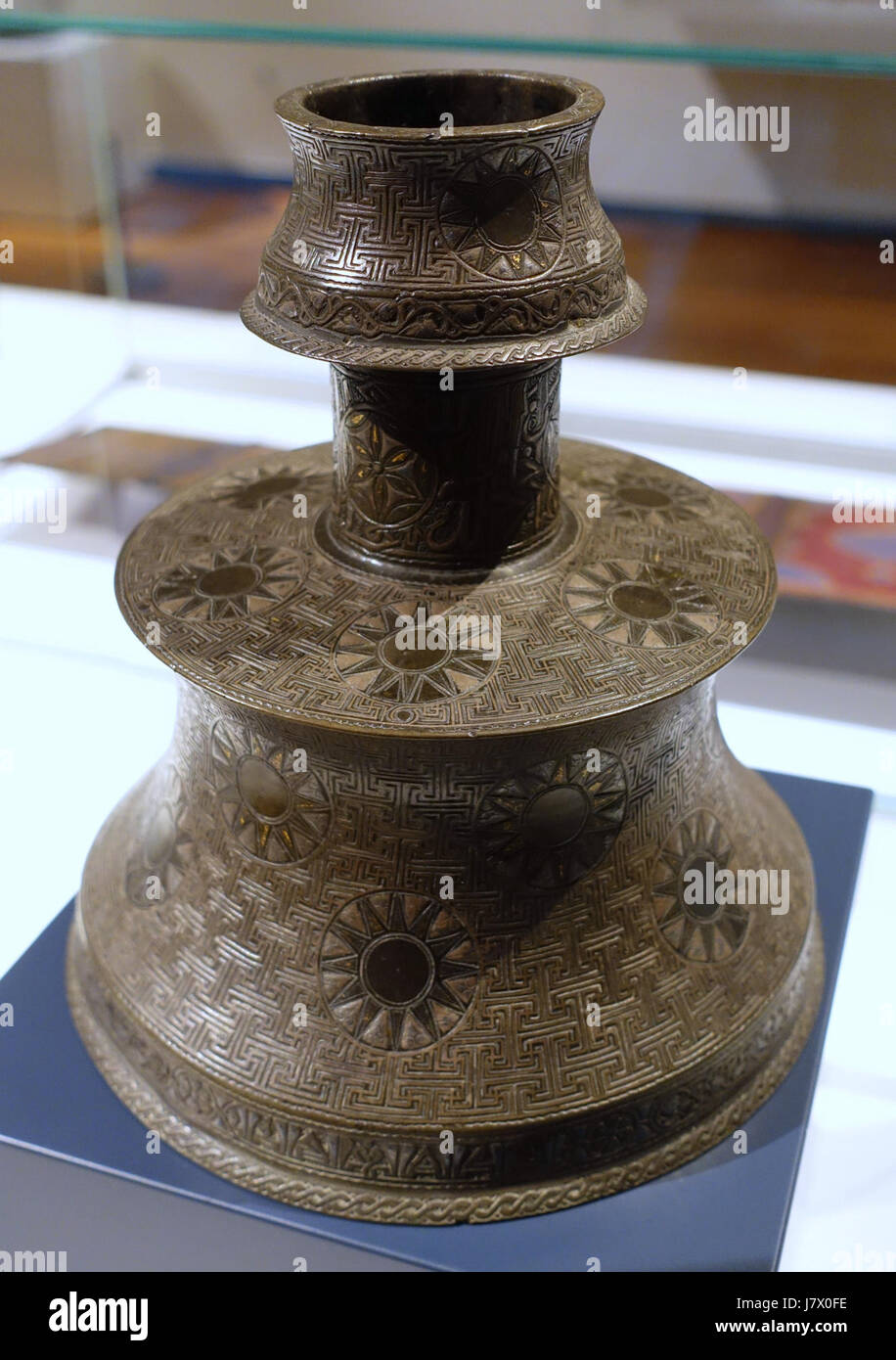 Questo candelabro del XIV secolo, attribuito alla scuola Konya di arte anatolica, è realizzato in rame, stagno e lega di zinco intarsiato con argento e oro. Presenta soli e porta il nome di Ilkhan Abu Said Bahadur Khan, un sovrano ilkhanide. Attualmente è ospitato presso l'Aga Khan Museum di Toronto, Canada. Foto Stock