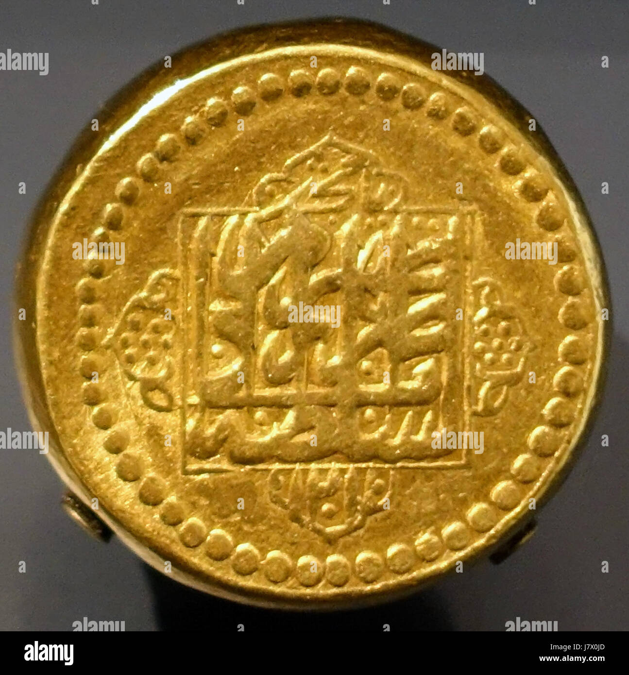 Questa moneta d'oro dell'inizio del XIX secolo proveniente dall'Iran, esposta al Museo Aga Khan di Toronto, rappresenta un esempio di arte numismatica persiana. La moneta riflette il ricco patrimonio culturale della regione durante il periodo Qajar. Foto Stock