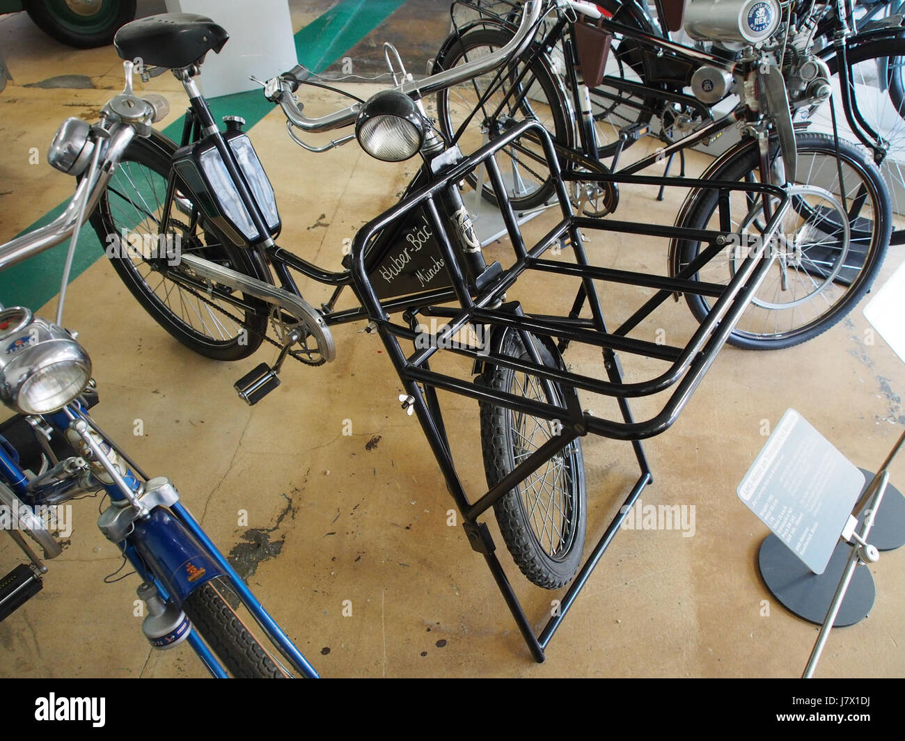 Il motore 1955 amo su una bicicletta da trasporto Bavaria è una bici a motore d'epoca, con una potenza di 45 cc e una potenza di 1 CV. Questa bici fa parte dei progressi tecnologici del dopoguerra nel trasporto personale. Foto Stock