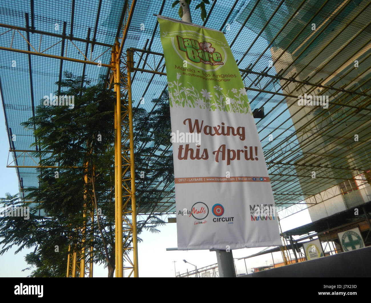 Questa immagine si riferisce a un progetto di costruzione di edifici a Barangays Carmona, Makati City, probabilmente parte di un'iniziativa di sviluppo urbano volta ad espandere le infrastrutture della città. Foto Stock