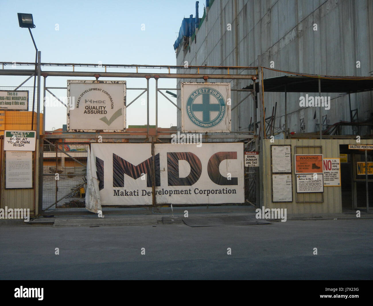 Un'immagine che mostra la costruzione di edifici e infrastrutture a Barangays Carmona, all'interno dell'area della città di Makati, che riflette lo sviluppo urbano e il progresso architettonico. Foto Stock