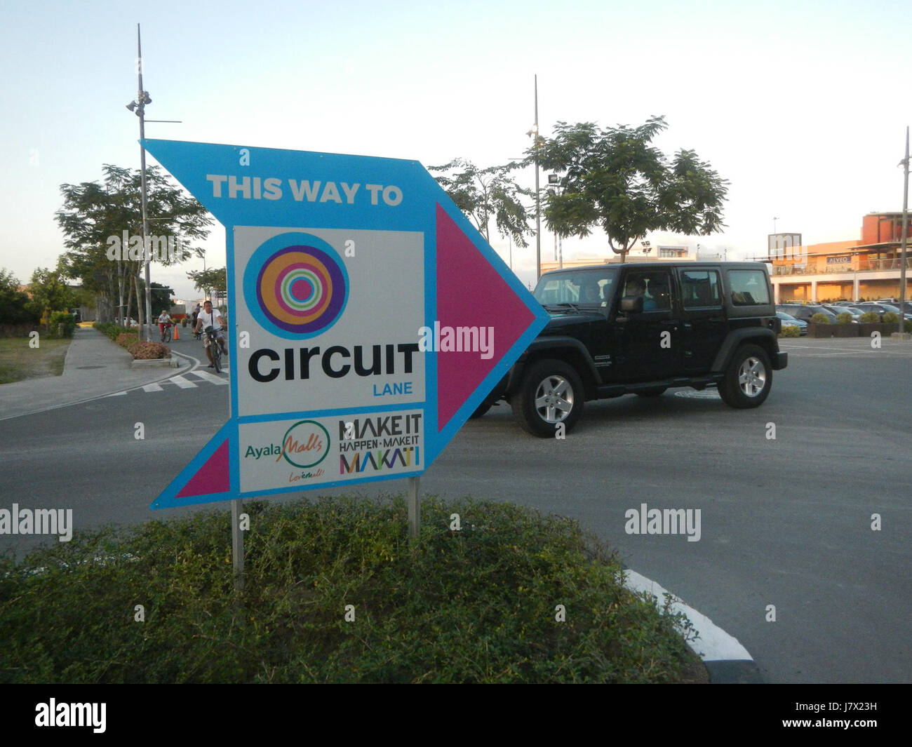 Questa voce menziona la costruzione di edifici a Barangays Carmona, una località nella città di Makati, evidenziando lo sviluppo urbano e i lavori infrastrutturali nella zona. Foto Stock