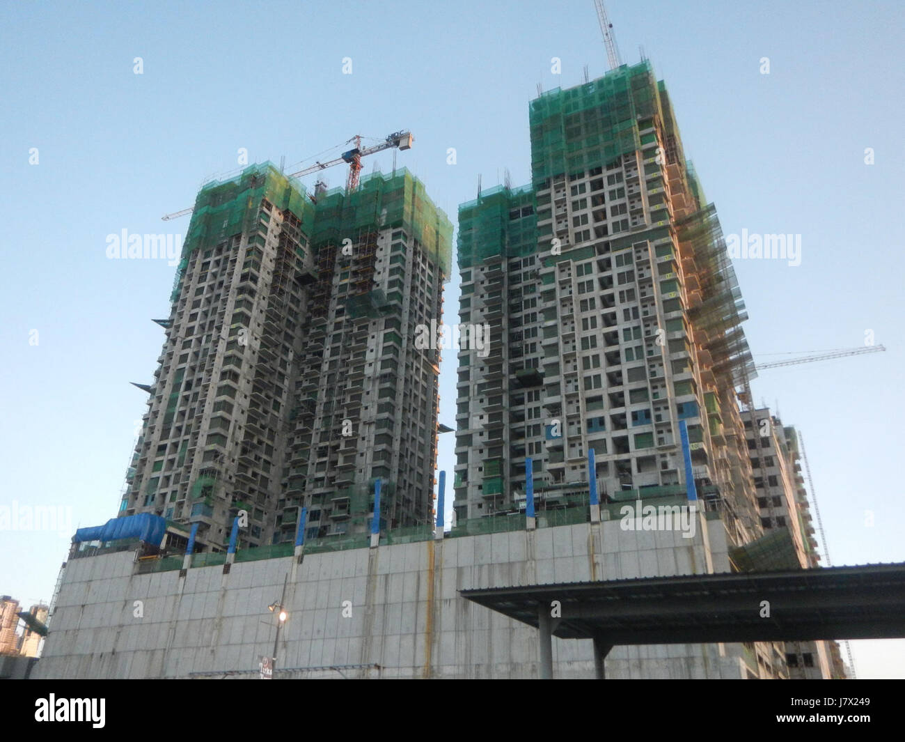 Il progetto di costruzione di Barangays Carmona a Makati City include lo sviluppo di nuovi edifici come parte del crescente quartiere commerciale di Metro Manila. Questo progetto fa parte della più ampia espansione del Makati Central Business District, che migliora le infrastrutture e lo sviluppo urbano nella regione. Foto Stock