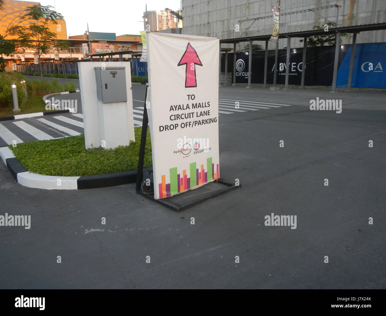 Questa voce si riferisce a progetti di costruzione in corso ed edifici a Barangay Carmona, parte della città di Makati. Gli sviluppi comprendono lavori infrastrutturali e la crescita urbana nella zona. Foto Stock