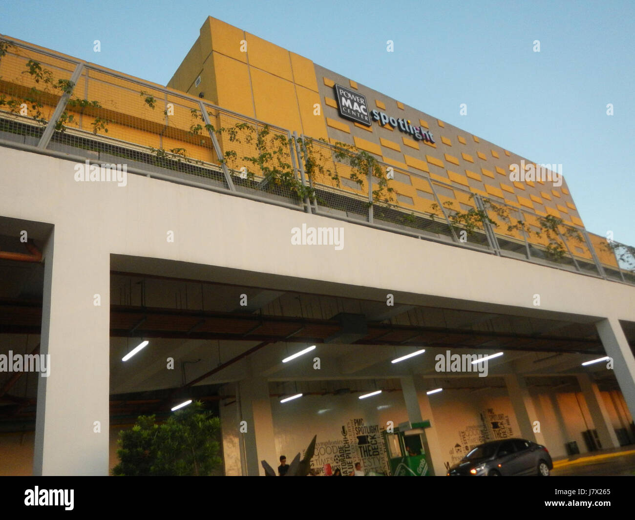 Questo riferimento discute la costruzione di edifici nelle Barangays di Carmona, in particolare nell'area dei centri commerciali Ayala nella città di Makati, riflettendo lo sviluppo urbano e i progetti infrastrutturali della città. Foto Stock