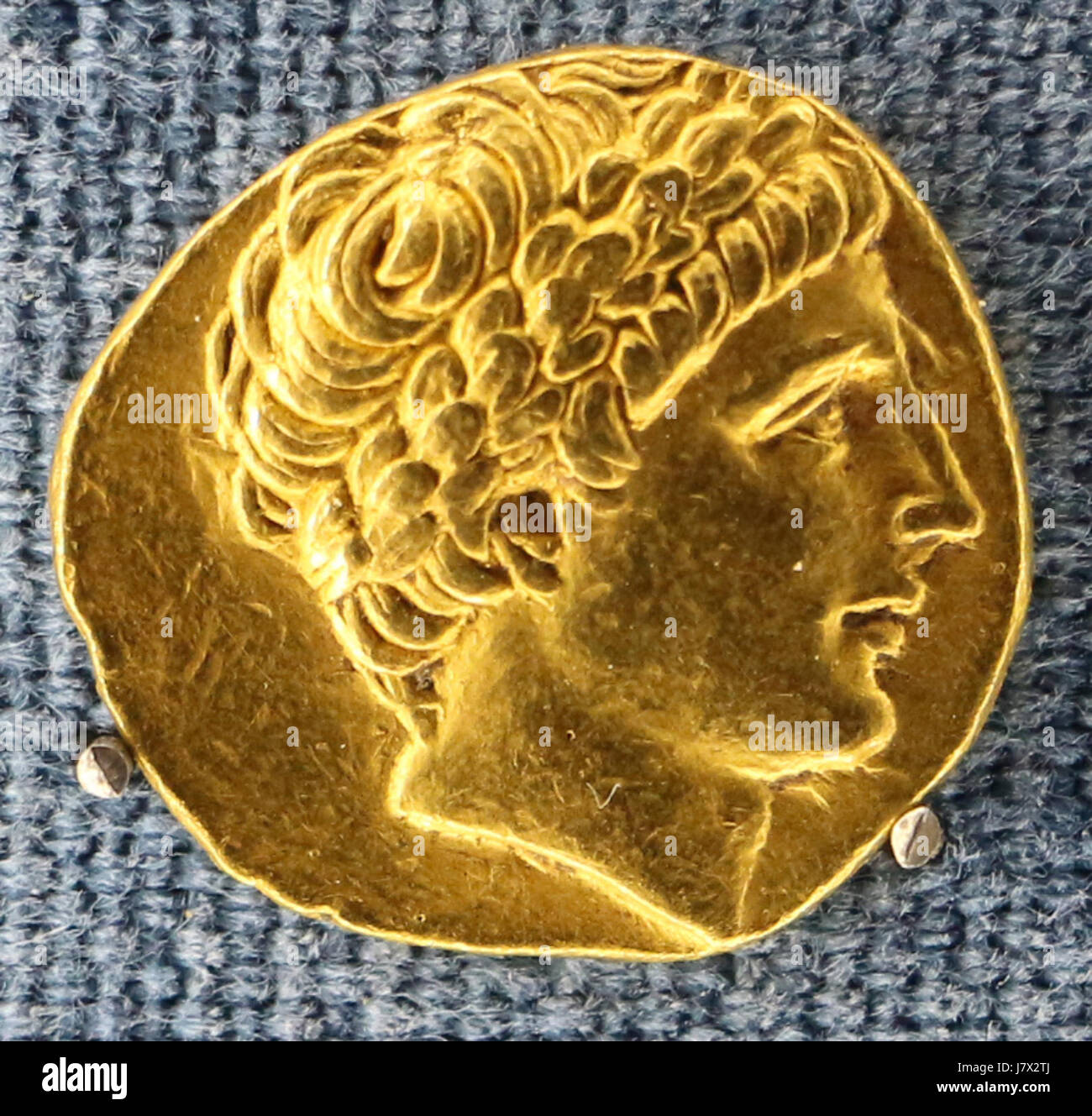 Questa moneta, uno statere del regno di Filippo II di Macedonia, fu coniata tra il 340 e il 336 a.C. La moneta rappresenta il significato storico del governo di Filippo IIÂ e il suo impatto sulla storia macedone e greca. Foto Stock