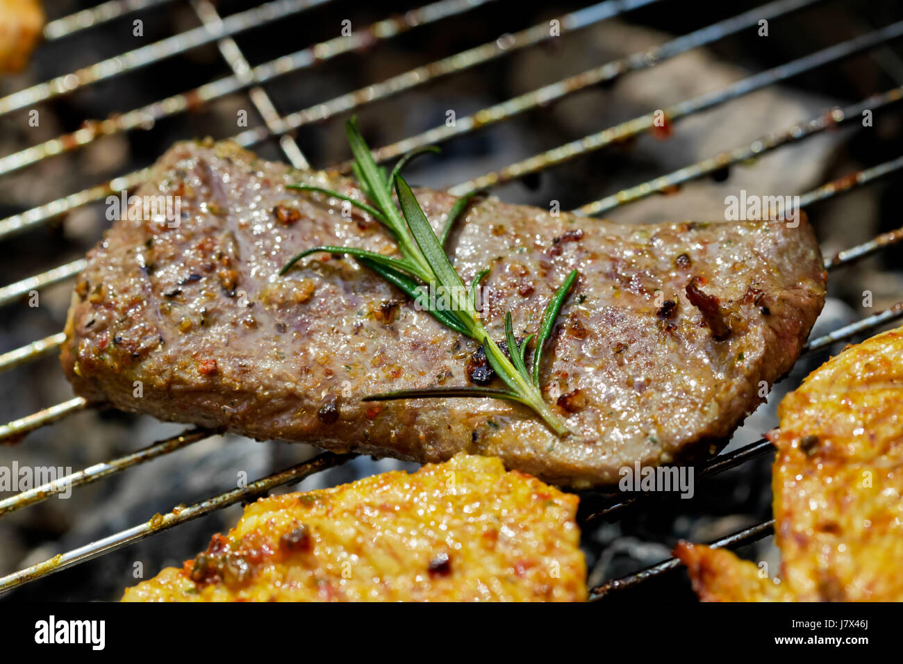 La freschezza di bovino barbecue grill barbeque cibo piatto unico cena la cena rosmarino Foto Stock