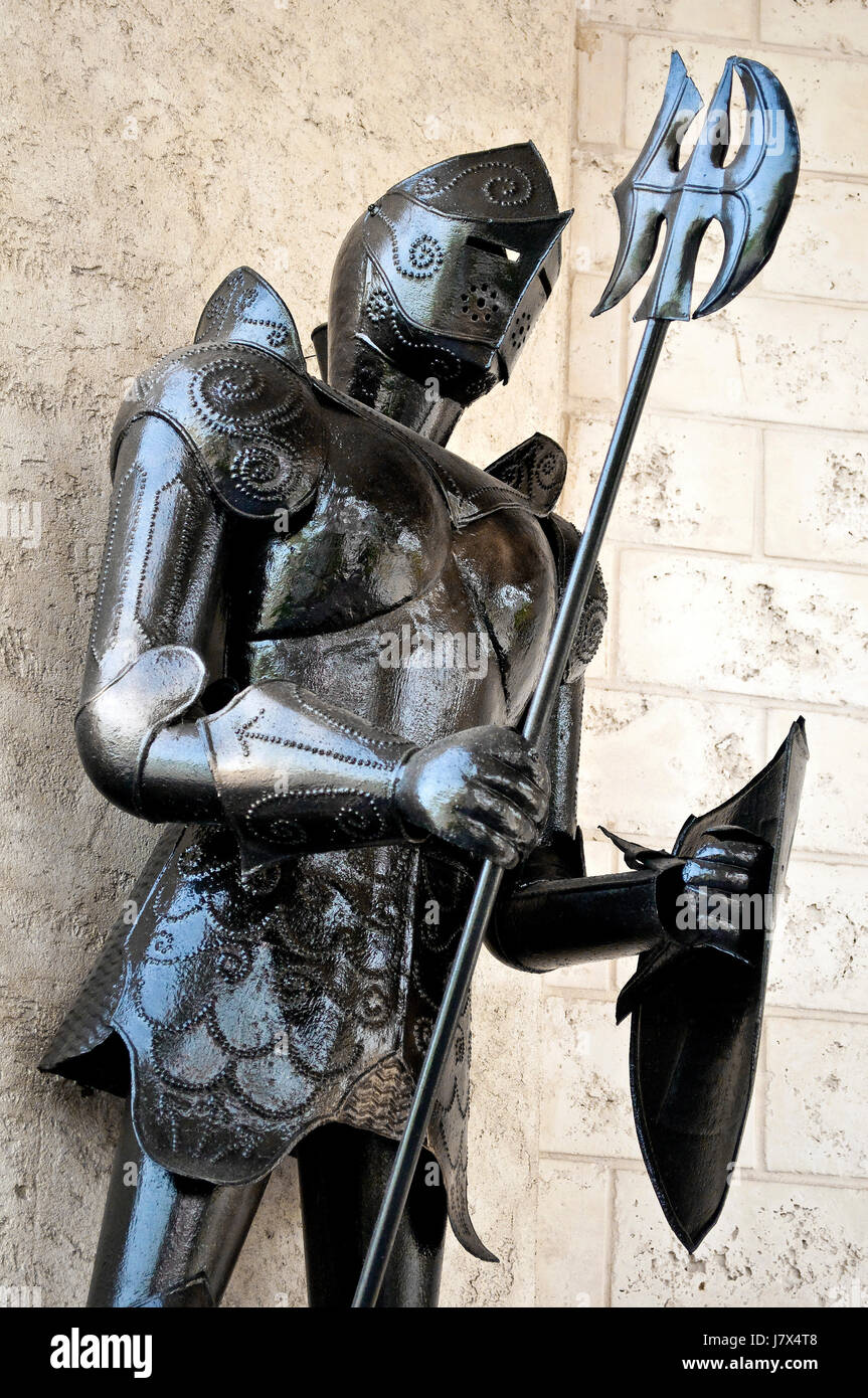 Soldato militare di metallo guerriero scudo medievale armor knight guardia di ferro vintage Foto Stock