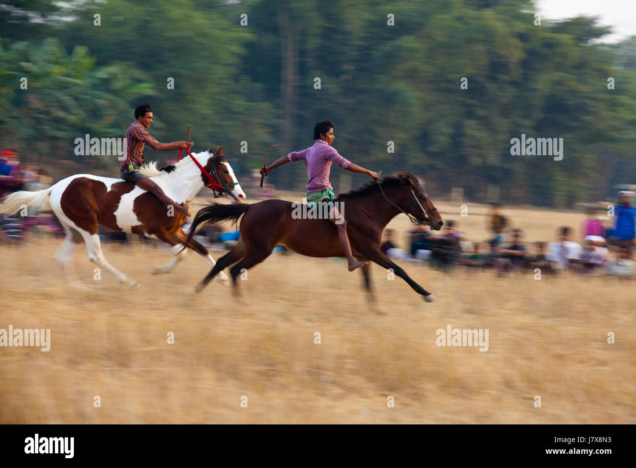 Corsa di cavalli al Kanaighat in Sylhet, ha ospitato per decenni. Sylhet, Bangladesh. Foto Stock