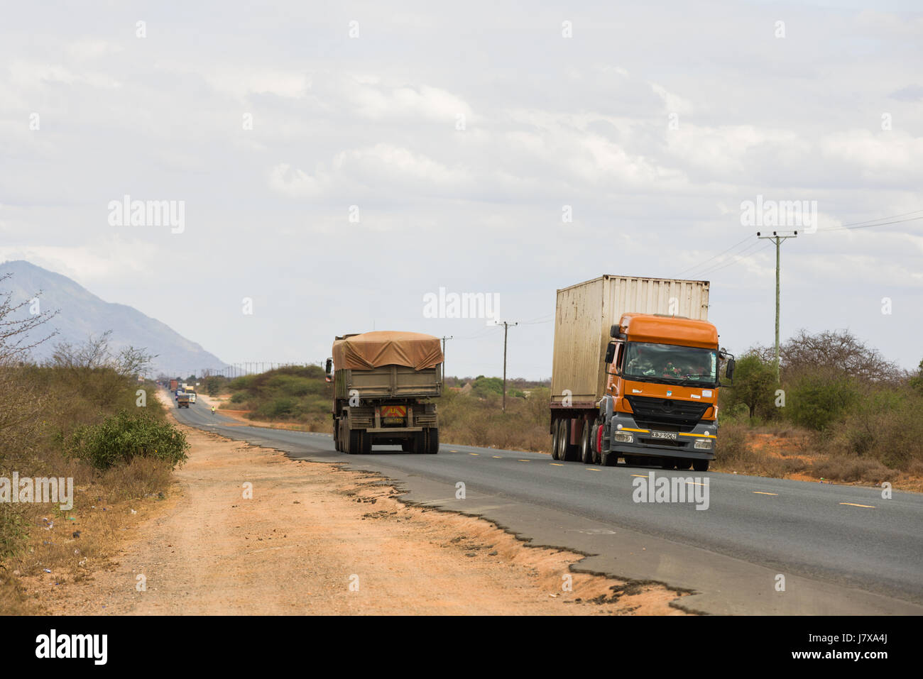 Camion e camion che trasportano merci su Mombasa Road, Kenya Foto Stock