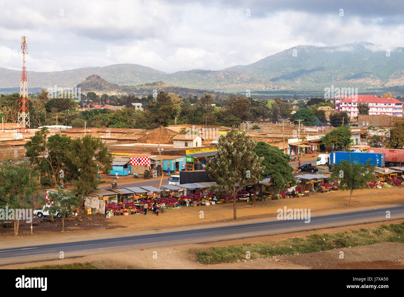 Vista di Mtito Andei città e colline Chyulu National Park, Kenya Foto Stock