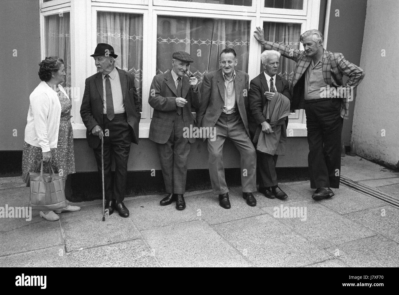 Gruppo di uomini amici amicizia villaggio vita Regno Unito 1970s Holsworthy Devon Inghilterra 1975. HOMER SYKES Foto Stock