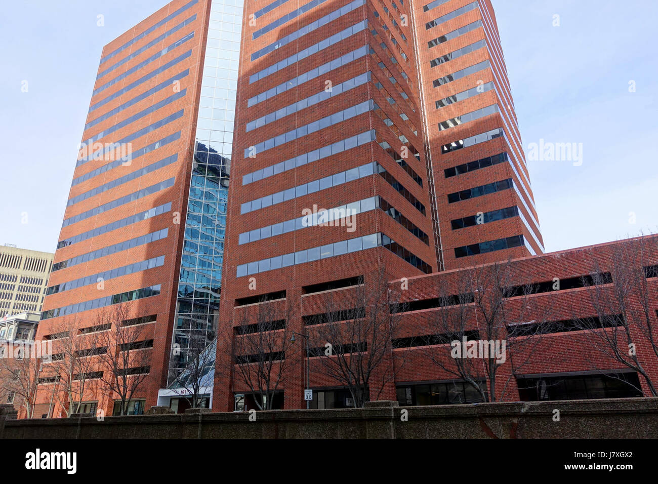 Questa immagine raffigura una proprietà al 101 di Main Street a Cambridge, Massachusetts. La foto evidenzia le caratteristiche architettoniche dell'edificio e il suo ambiente urbano all'interno della città di Cambridge. Foto Stock