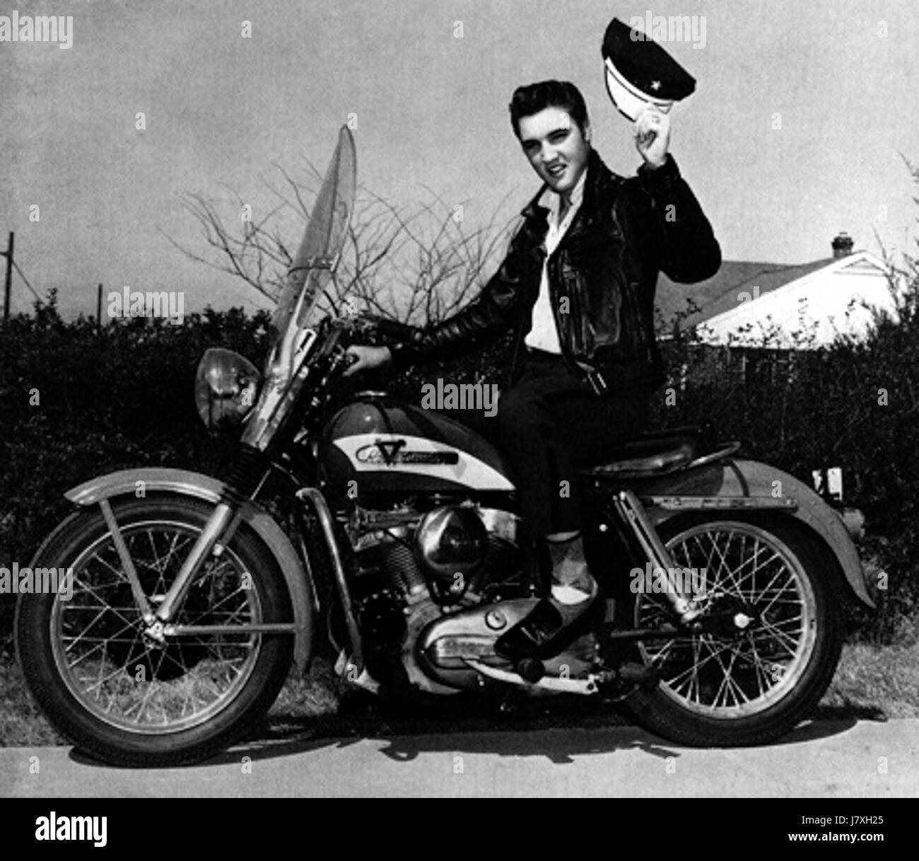 Questa Harley Davidson del 1956 è un notevole pezzo di cimeli associato a Elvis Presley, che riflette lo stile personale del King of Rock and Roll. La moto è un simbolo della sua iconica immagine negli anni '1950 e del suo amore per le motociclette. È diventato un oggetto da collezione molto ambito per gli appassionati e gli appassionati di Elvis Presley e delle moto Harley Davidson d'epoca. Foto Stock