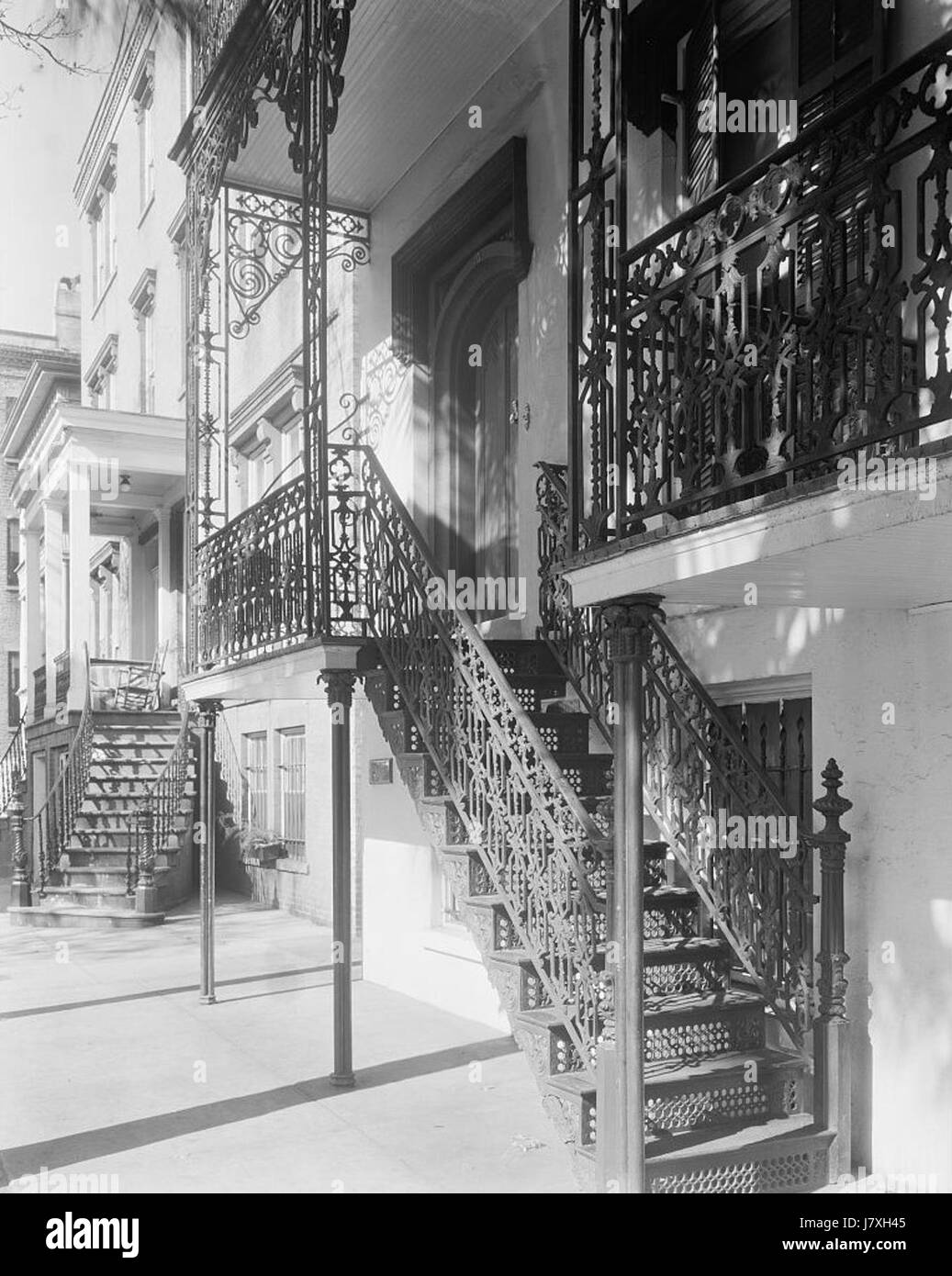 Questa immagine o riferimento descrive in dettaglio la struttura situata al 10 Taylor Street West a Savannah, Georgia, all'interno della contea di Chatham, evidenziando l'architettura locale o le caratteristiche storiche della zona. Foto Stock