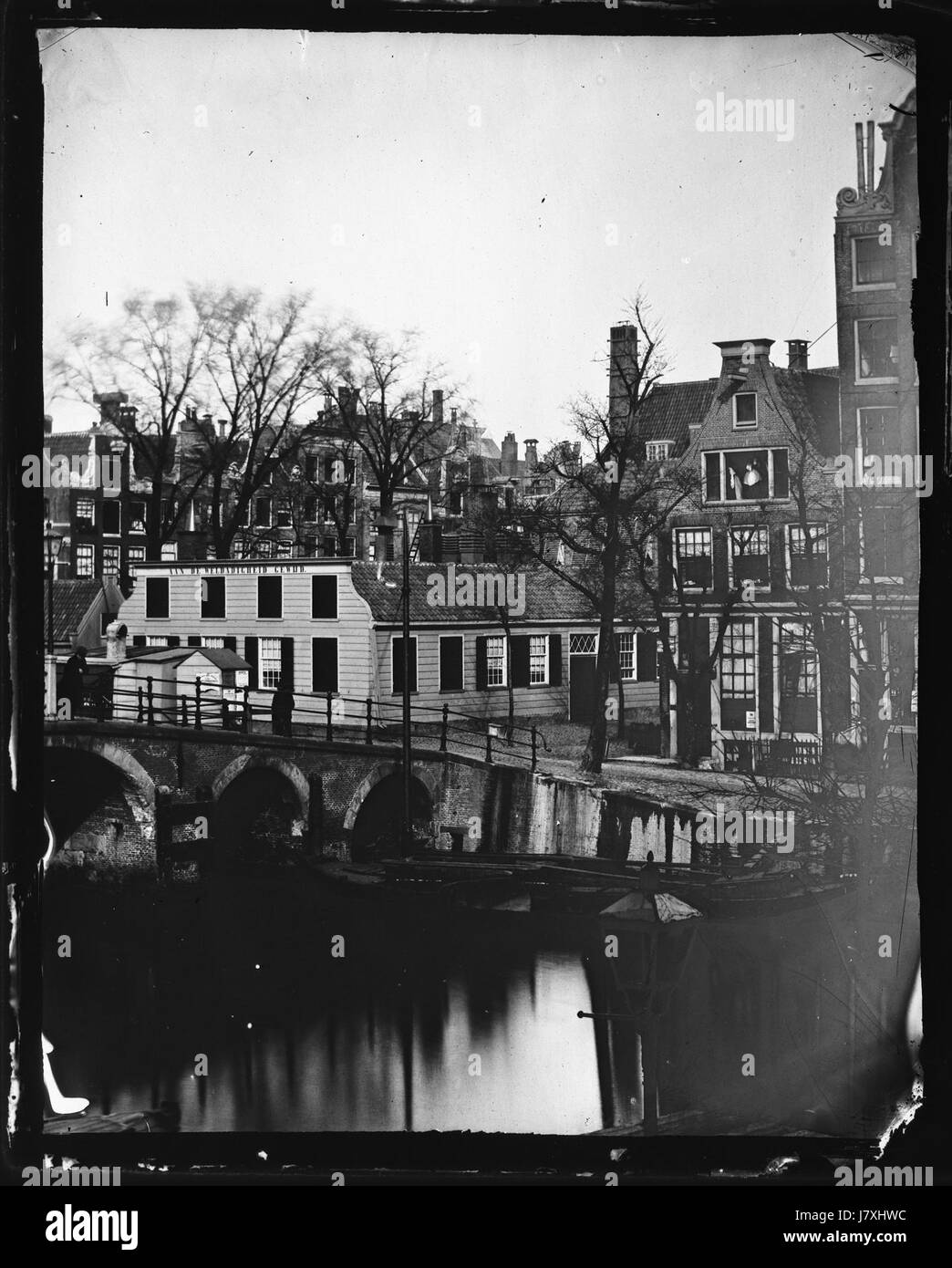 Questa immagine cattura la vista di Brouwersgracht 62 da Herengracht 13, fornendo una prospettiva dettagliata delle case sui canali di Amsterdam. La fotografia offre informazioni sulla bellezza architettonica e la disposizione della città. Foto Stock