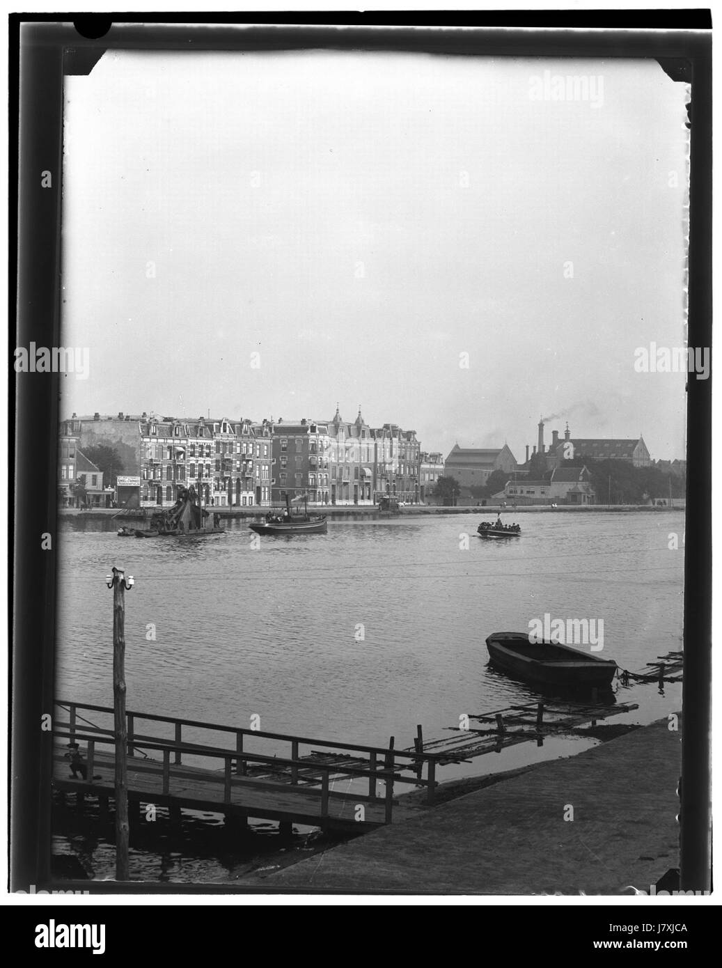 Questa fotografia ad alta risoluzione di Jacob Olie cattura una vista panoramica del fiume Amstel, riflettendo il significato del corso d'acqua per il paesaggio urbano circostante e la cultura olandese. Foto Stock