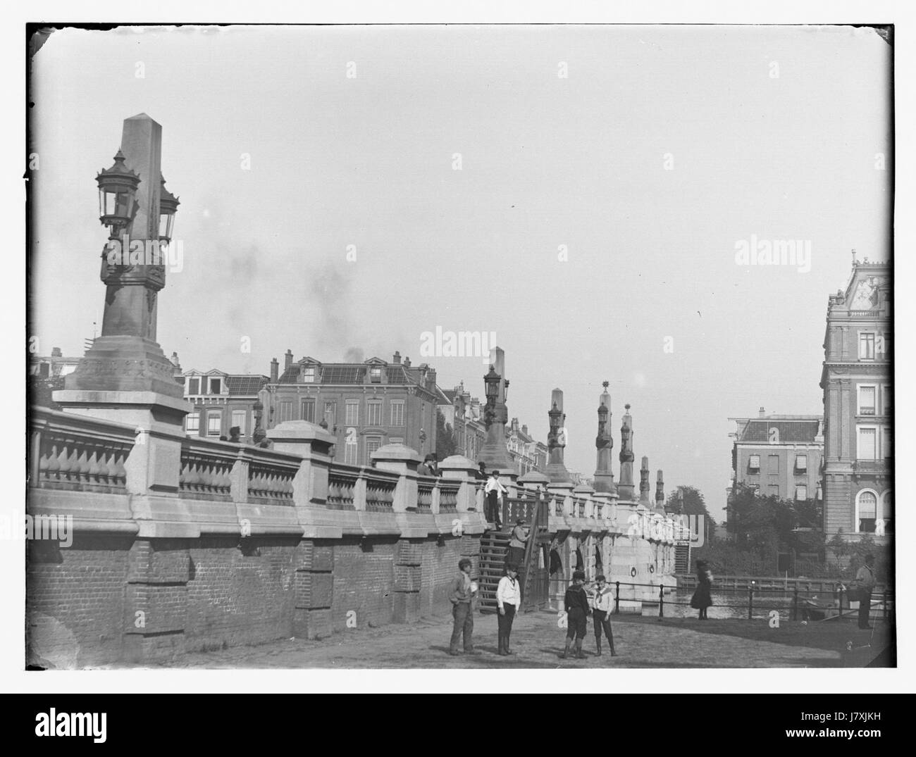 Questa immagine ad alta risoluzione mostra Amstel Hogesluis, un famoso ponte sul canale di Amsterdam, dipinto da Jacob Olie. Le opere d'arte catturano l'essenza del ponte e dei suoi dintorni. Foto Stock