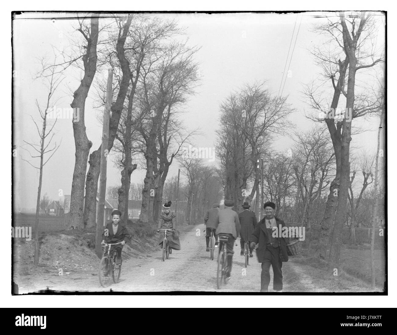 Il titolo si riferisce a una fotografia ad alta risoluzione di Amstelveenseweg ad Amsterdam, scattata da Jacob Olie, un fotografo olandese del XIX secolo noto per i suoi paesaggi urbani dettagliati. Foto Stock